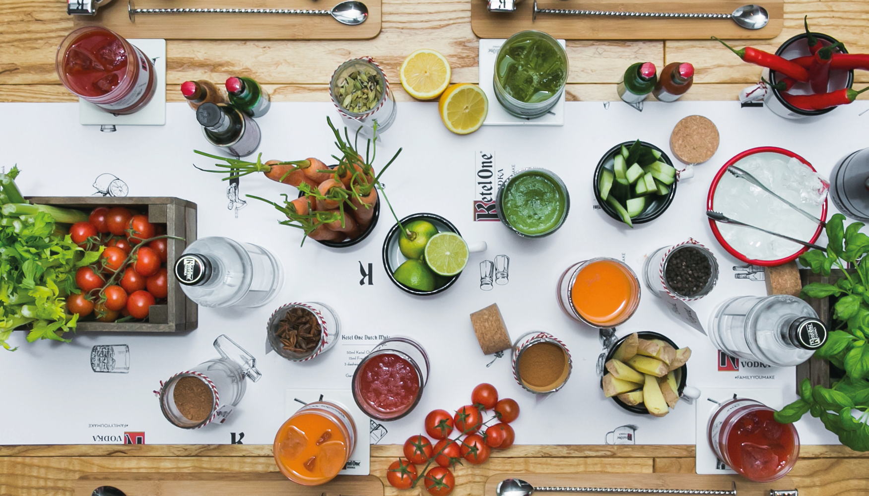 Varios Ingredientes naturales sobre un mantel de Ketel One
