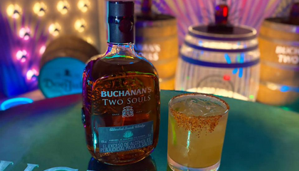 botella de  Buchanan´s Two Souls y vaso servido