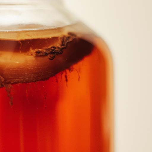 Primer plano de líquido de fermentación en un frasco