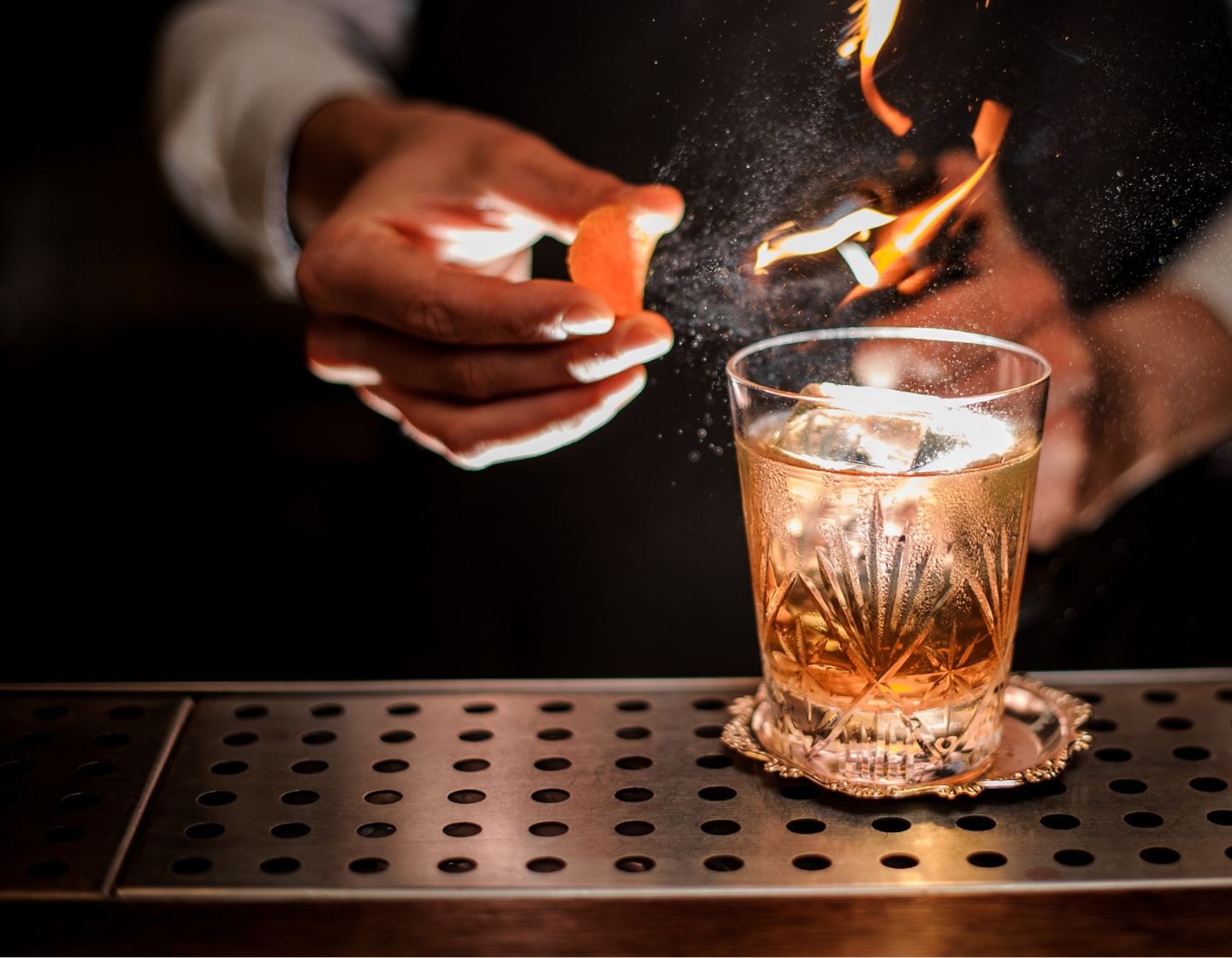 Barril de whisky y copa.
