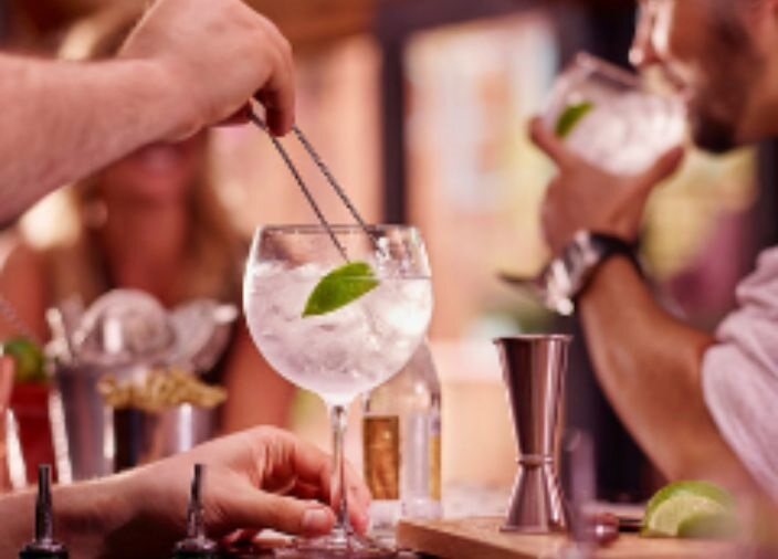 Bartender revolviendo una bebida en una copa de ginebra 