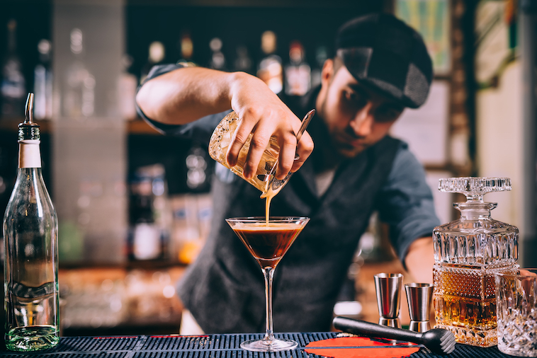 Bartender servindo um coquetel