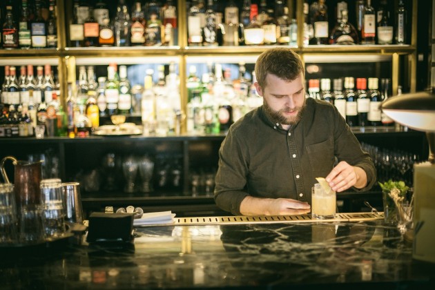 Bartender preparando un cóctel 