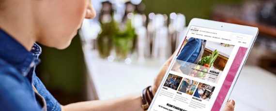 Barkeeper lernt mit einem Tablet in einem E-Learning Programm