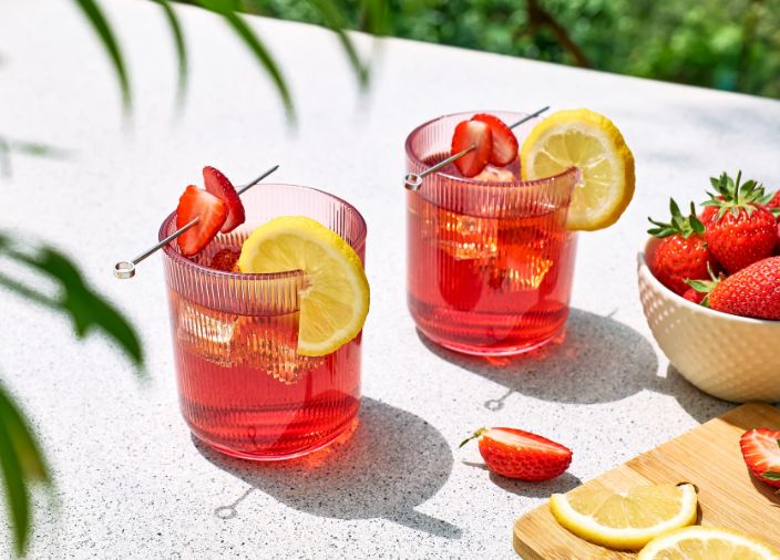 Dos mojitos de fresa adornados con fresas y limón