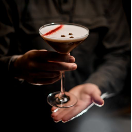 Bartender sirviendo un cóctel Espresso Martini perfecto  