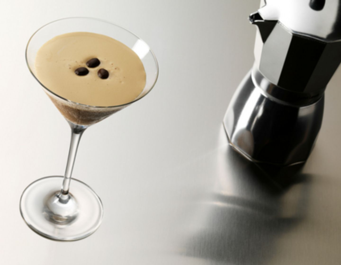 Detalle de un espresso martini en una copa de martini.
