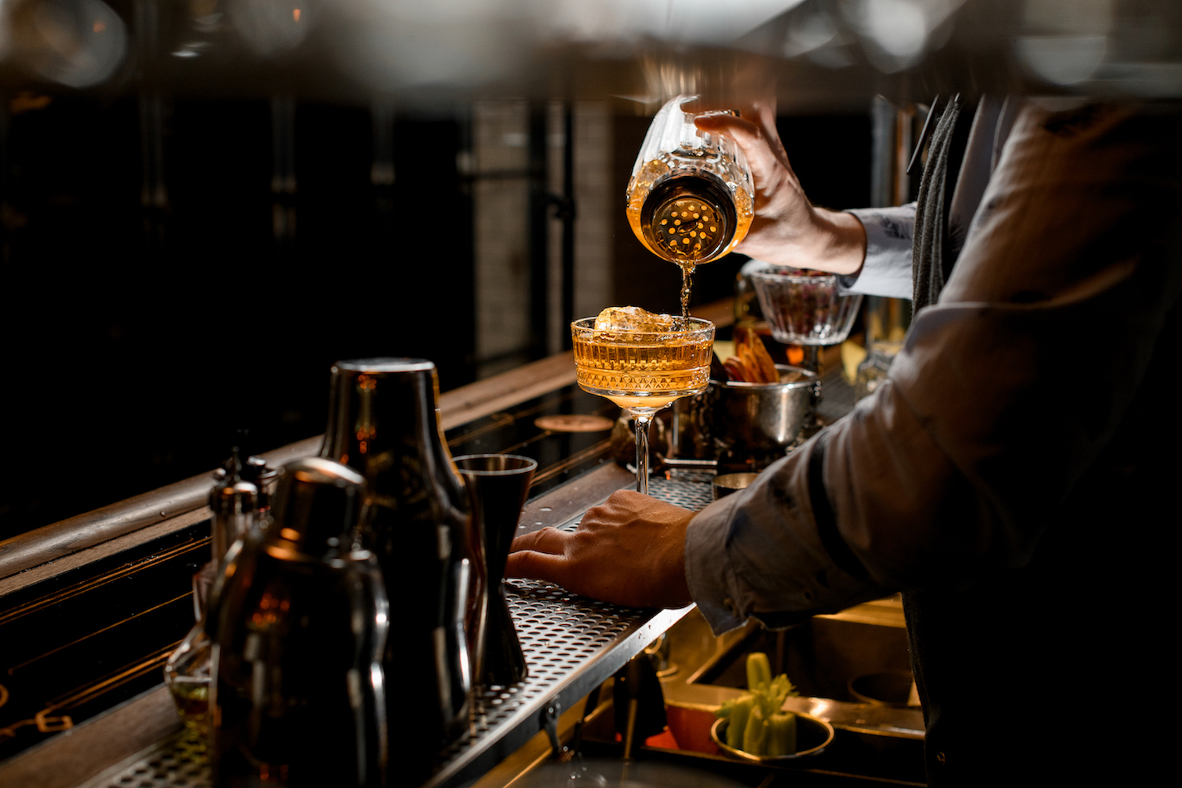 Bartender servindo drinks