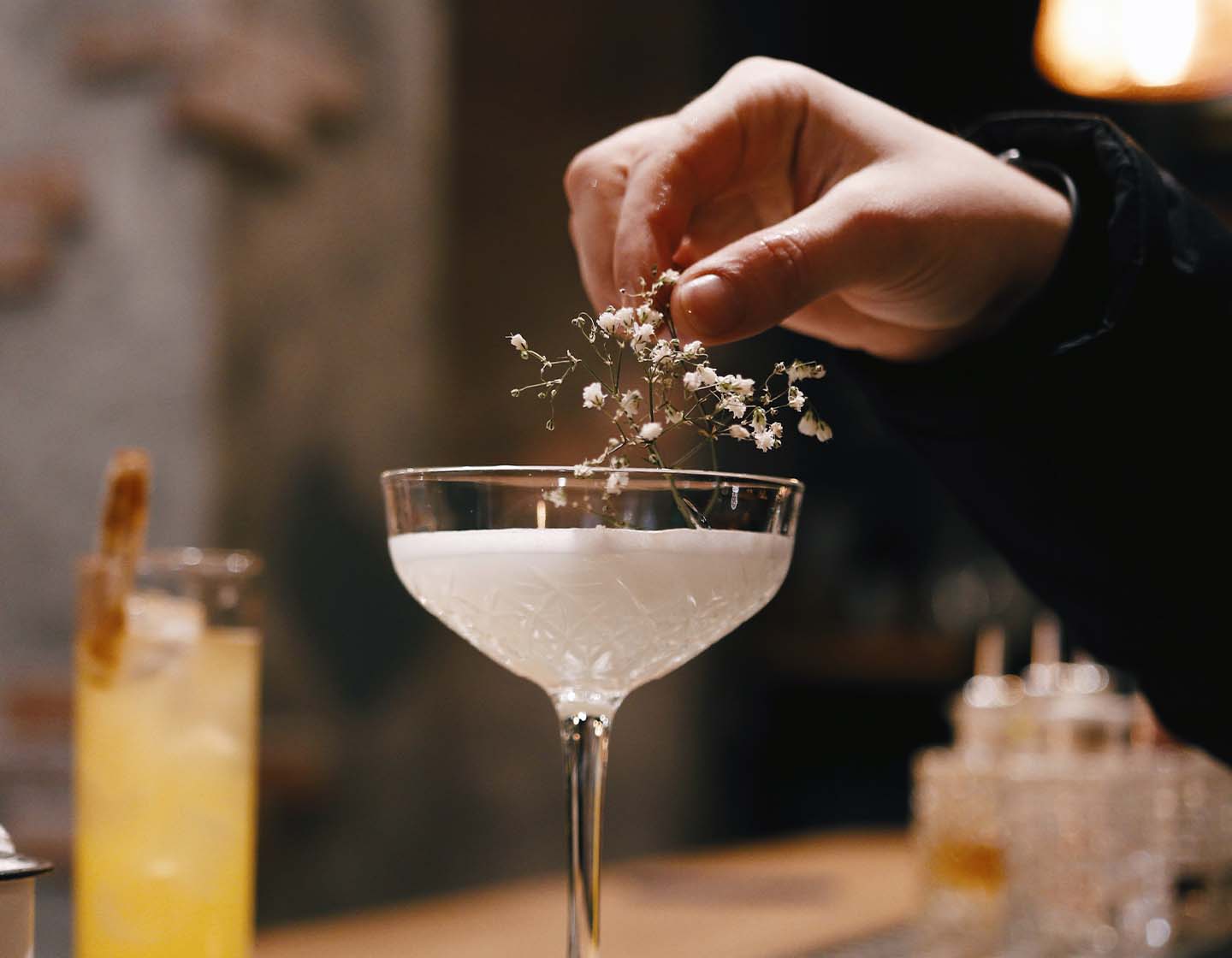Ein mit weißen Blumen garnierter Cocktail.