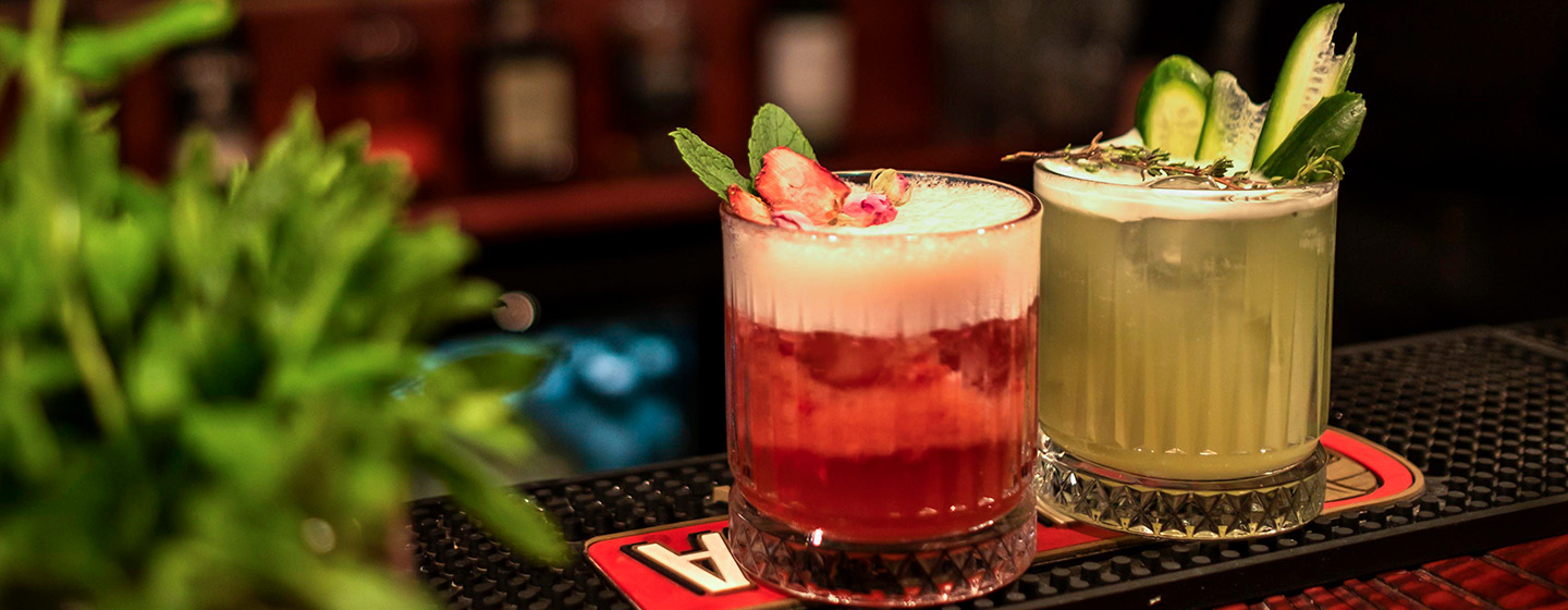 Dos cócteles con espuma y garnish