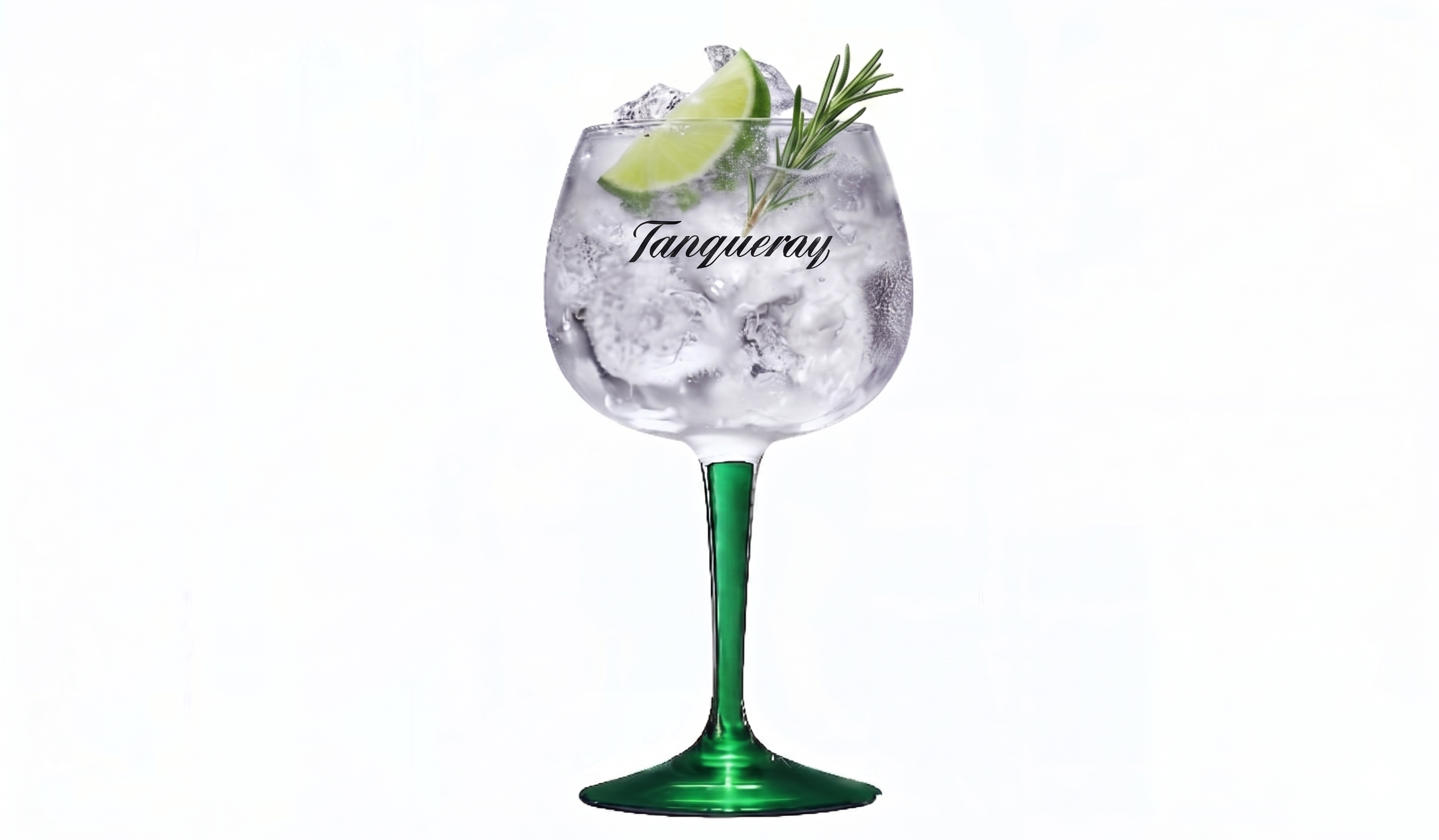 Taça de gin suada com haste e base verdes, exibindo o logo da Tanqueray em preto. Contém um coquetel transparente com muito gelo, decorado no topo com uma fatia de limão verde e um ramo de alecrim. Fundo branco isolado.