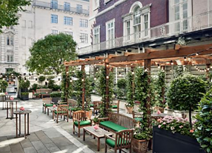 Outdoor bar and restaurant
