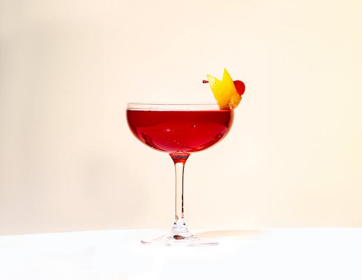 Ein roter Cocktail mit Garnitur