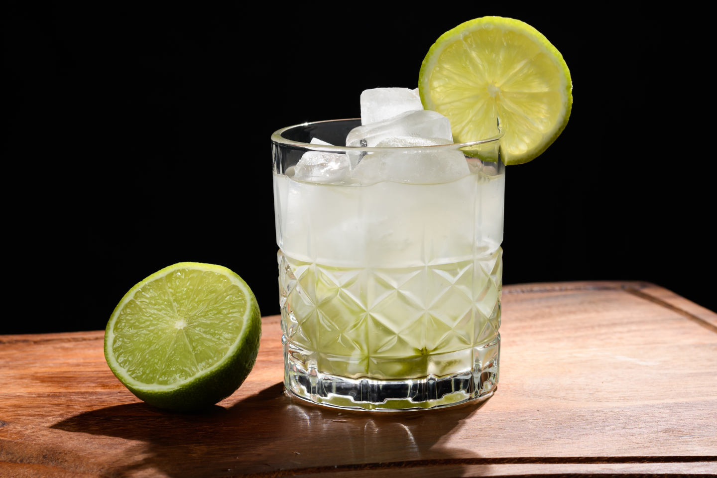 foto de uma caipirinha com limão tahiti