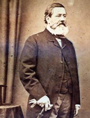 Un retrato en blanco y negro de Charles Tanqueray