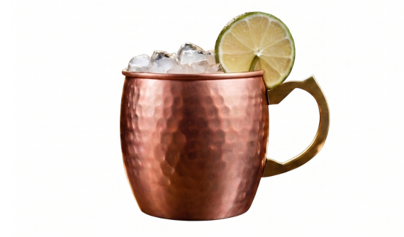 Caneca clássica de cobre martelado com alça dourada, cheia de gelo picado até o topo. Uma rodela de limão verde decora a borda direita. Fundo branco isolado.