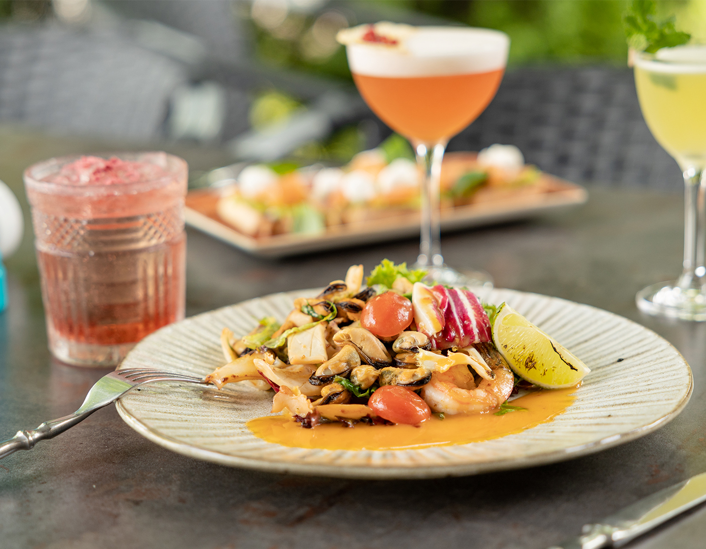 Prato de comida com bebidas sobre uma mesa