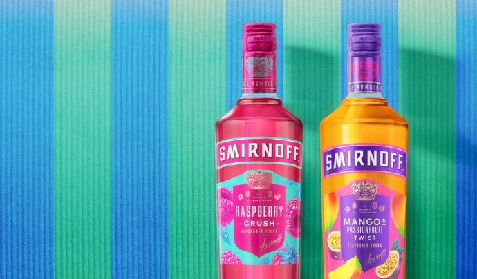Das Bild zeigt eine Flasche Smirnoff Raspberry Crush und eine Flasche Smirnoff Mango & Passionfruit Twist, vor einer gestreiften Tapete