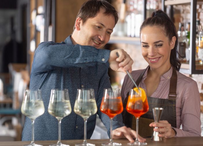 Imagen del personal observando al bartender experimentado