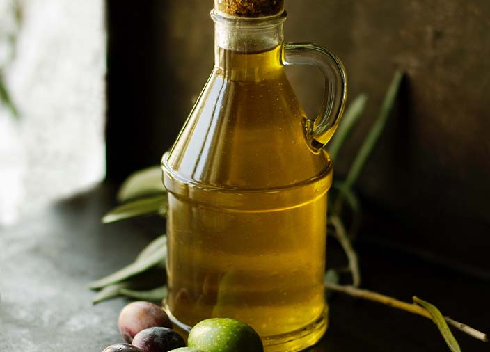 Una botella de vidrio de aceite de oliva