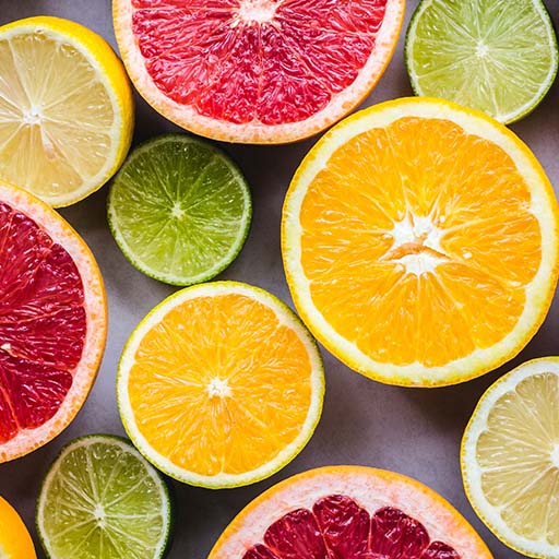  Una variedad de rodajas de cítricos en diferentes colores.
