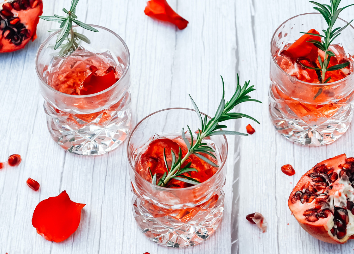 Rote Cocktails mit Rosenblütenblättern