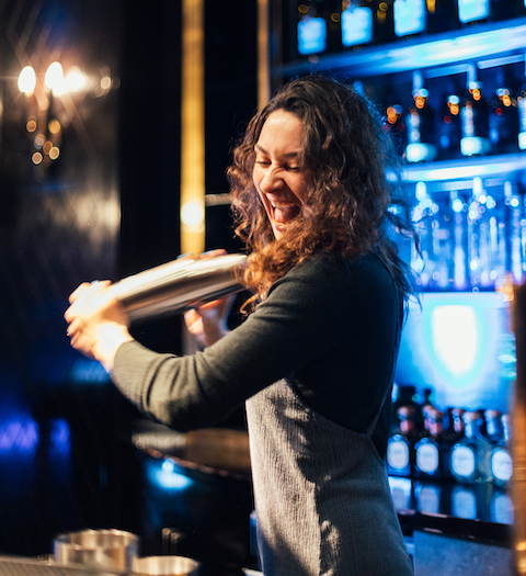 Barkeeperin mixt auf dem World Bartender Day 2024 in Berlin einen Drink