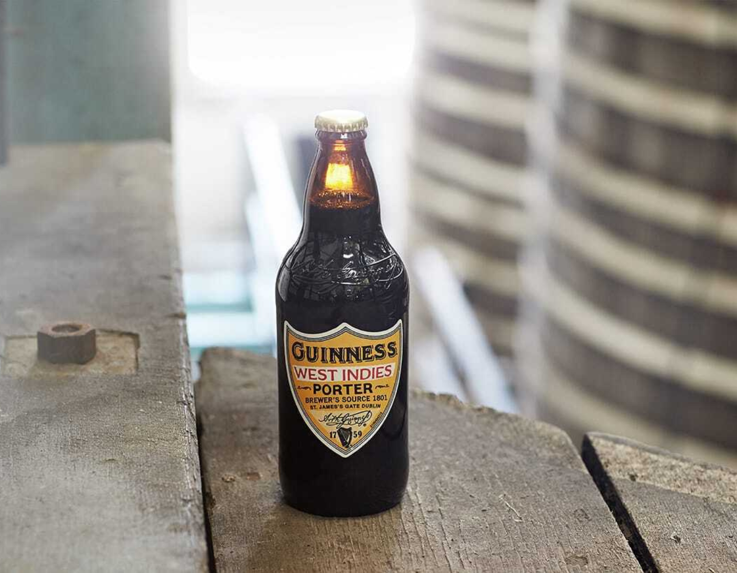 Eine Flasche Guinness West Indies Porter auf Holzbrettern of Guinness West Indies Porter on wooden boards