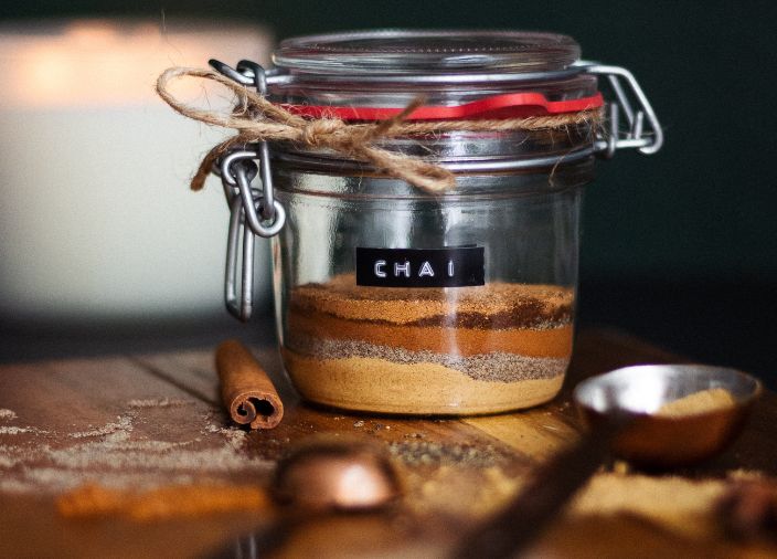 Especiarias Chai em um pote festivo