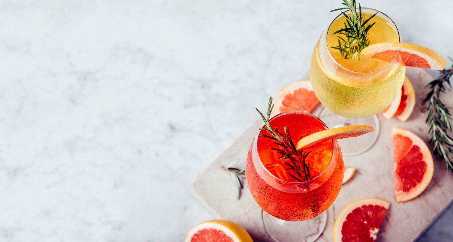 Cóctel en la mesa adornado con fruta