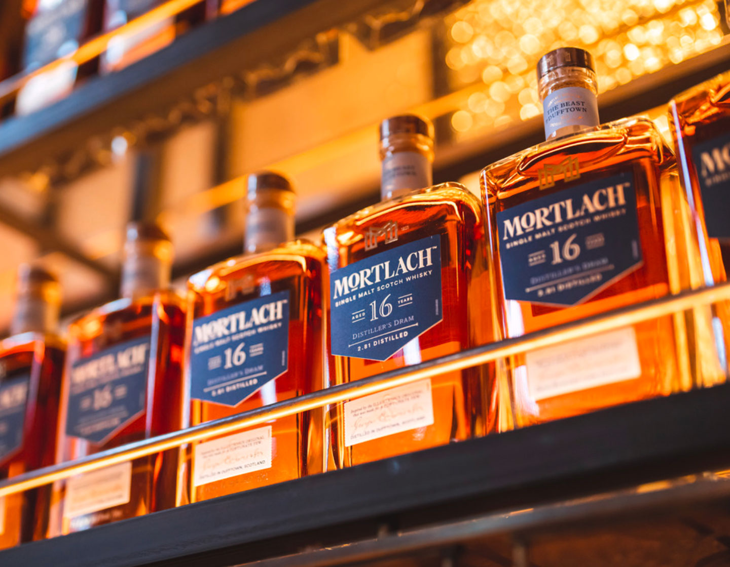 Eine Reihe 16 Jahre alter Mortlach Flaschen auf einem Regal