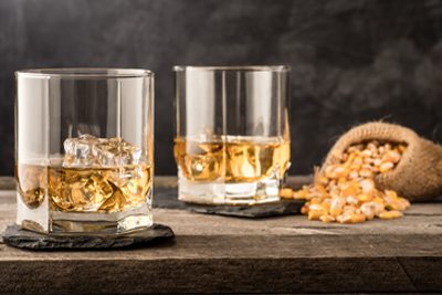 Imagem de dois copos de whiskey