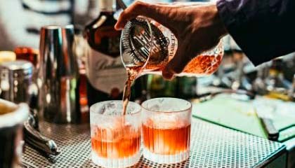 Bartender sirviendo un cóctel