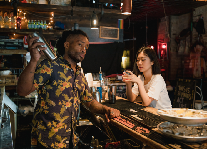 Bartender agitando coctelera