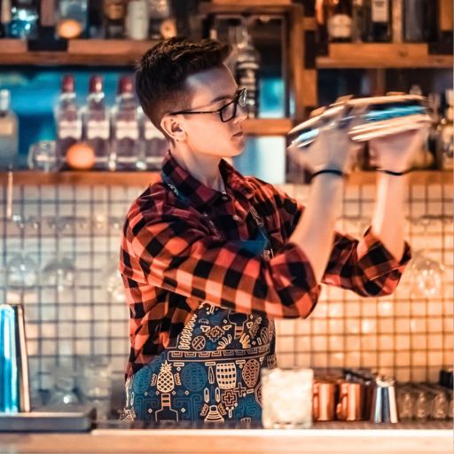 Bartender utilizando una coctelera.