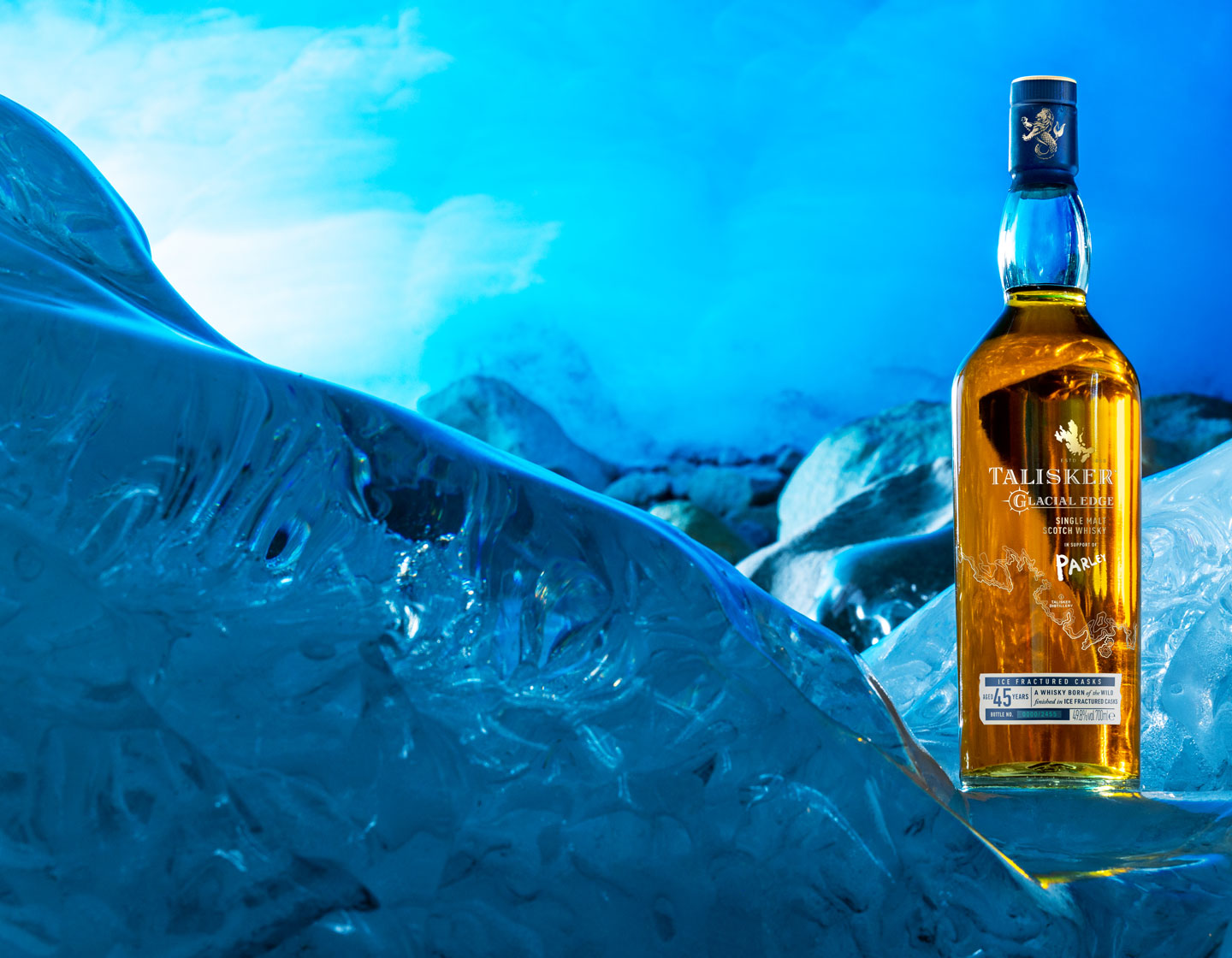 Cóctel de whisky en copa cupé 