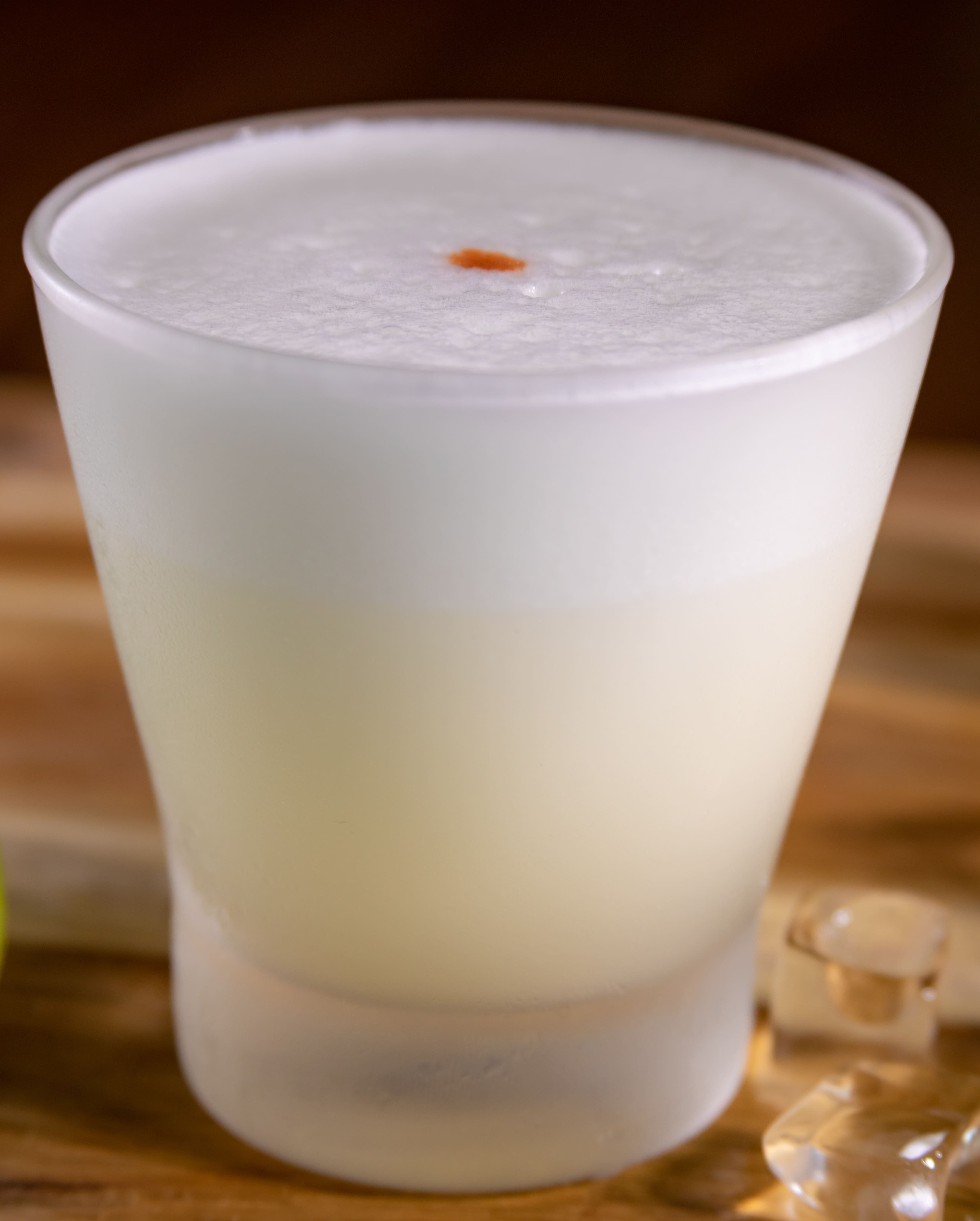 coquetel pisco na mesa de madeira