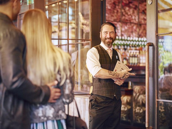 foto_Bartender dando la bienvenida a los clientes 