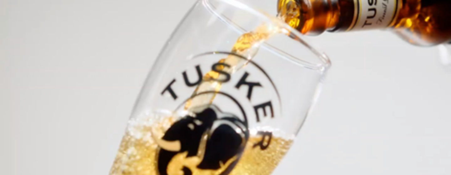 Sirviendo Tusker en un vaso