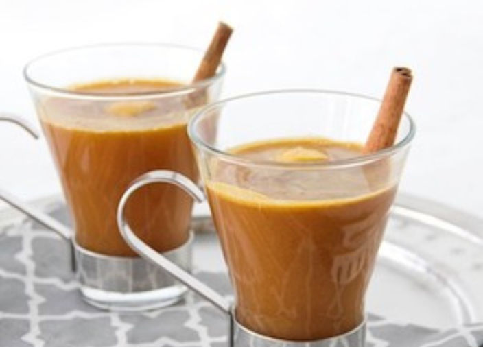 Dos cócteles con canela en rama.