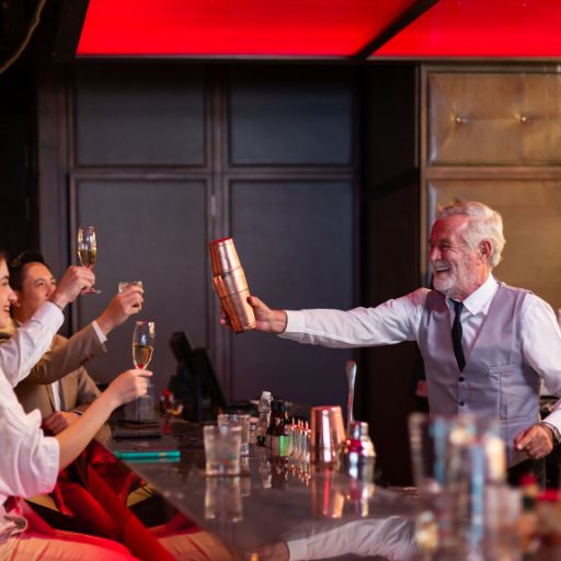 Bartender formando personal