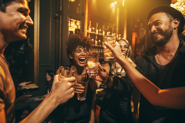 clientes tomando drinques e rindo juntos