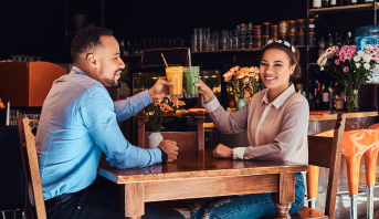 casal se divertindo no bar