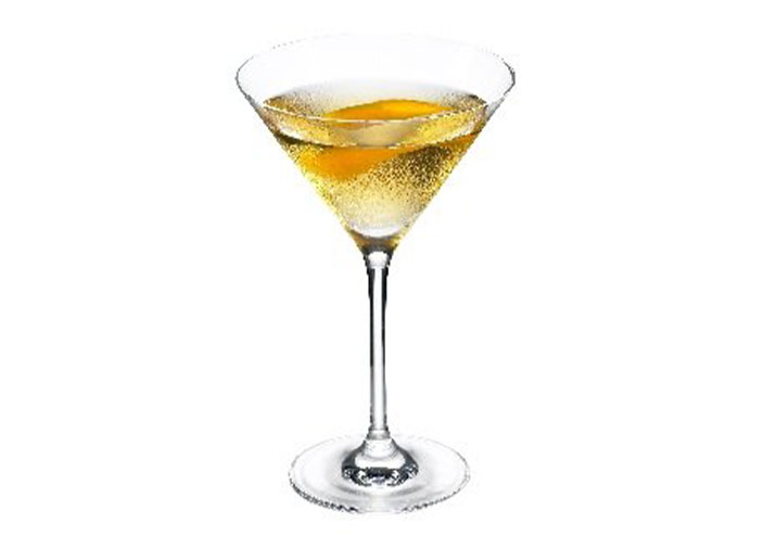 Manhattan-Cocktail in einem Martini-Glas, vor weißem Hintergrund