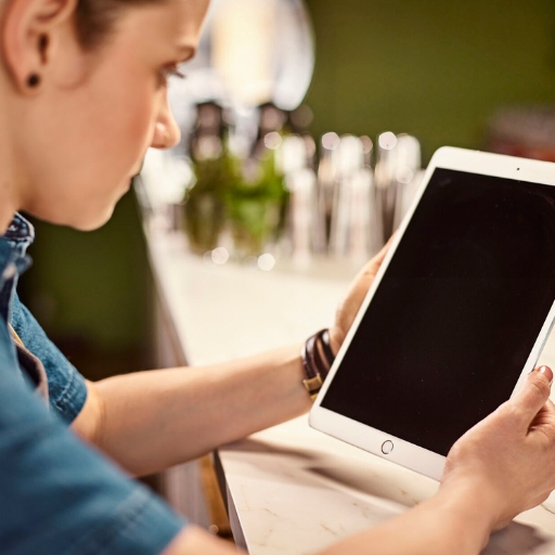 Barman usando iPad