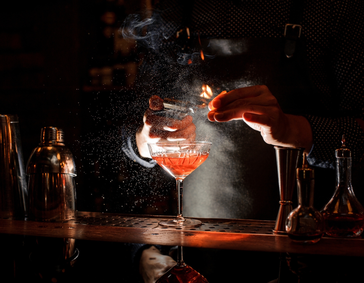 Ein Smoked Cocktail auf dem Bartisch