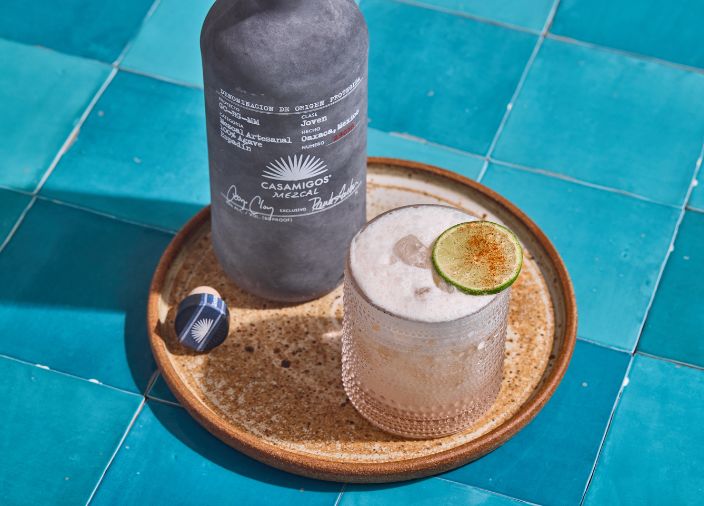 Garrafa de Casamigos e uma dose em uma bandeja.