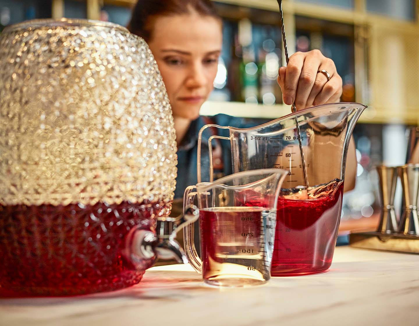 Bartender concentrándose en preparar un cóctel.