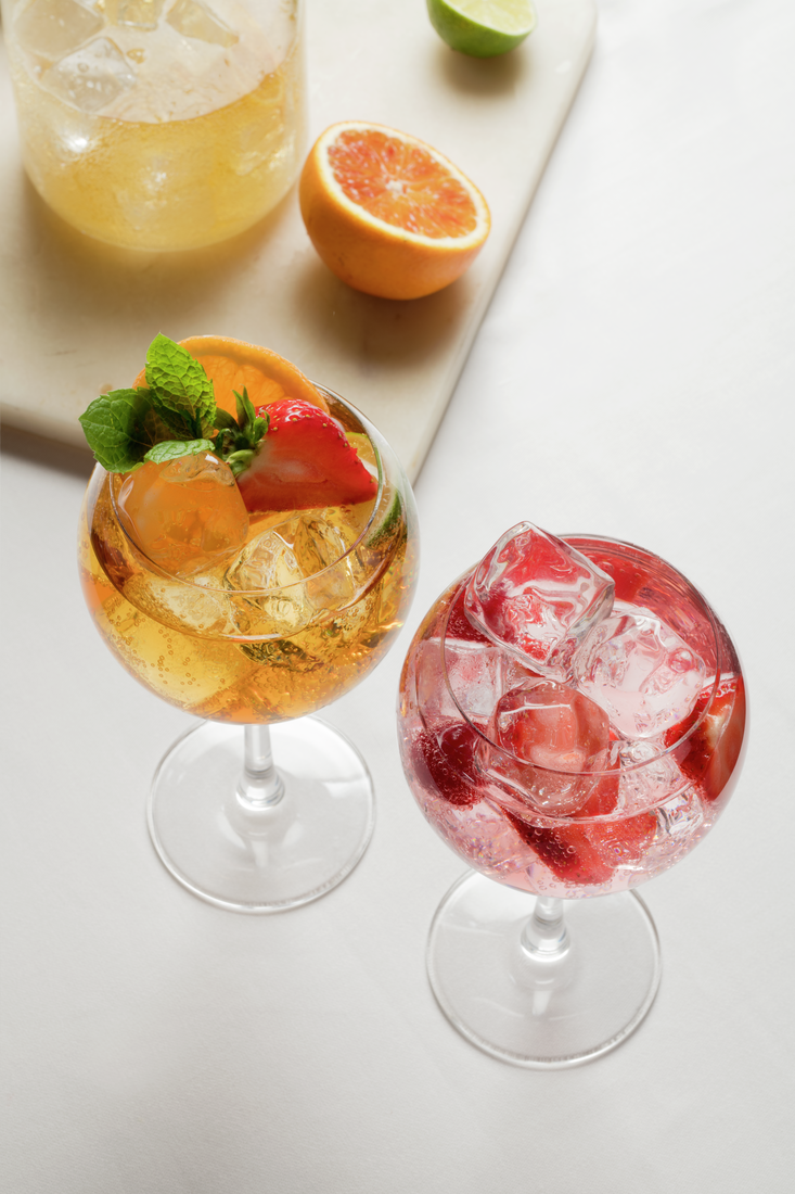 Gin-Gläser mit Cocktailgetränk und Garnitur