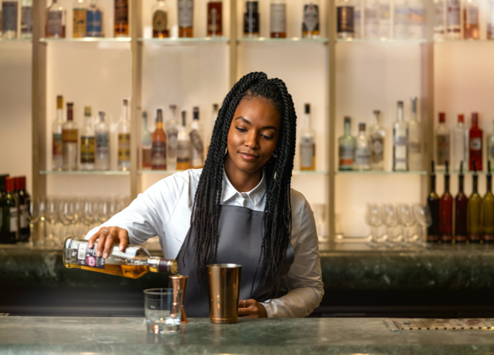  Mulher bartender servindo bebida